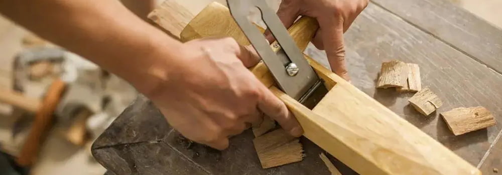 How to identify and handle formaldehyde issues in solid wood furniture?